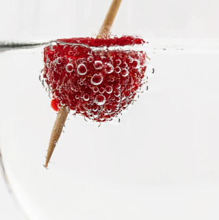 Raspberry Fruit-Infused Water Helps me Drink More Water @foodybeauty