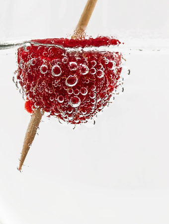 Raspberry Fruit-Infused Water Helps me Drink More Water @foodybeauty
